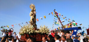 La Virgen del Carmen a punto de embarcar en Punta Umbria